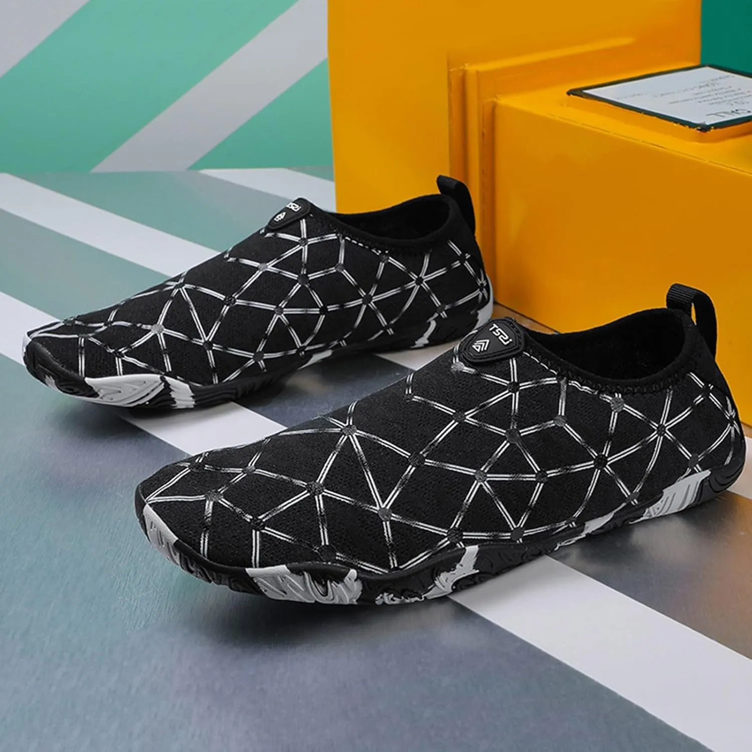 Men's and Women's Quick-Dry Barefoot Water Shoes Slip-on Beach Non Slip Wide Width Walking Shoes for River Fishing Sailing Kayaking Garden